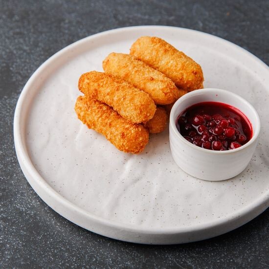 Жареный сыр с брусничным соусом