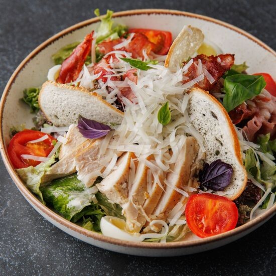 Цезарь с цыпленком и беконом