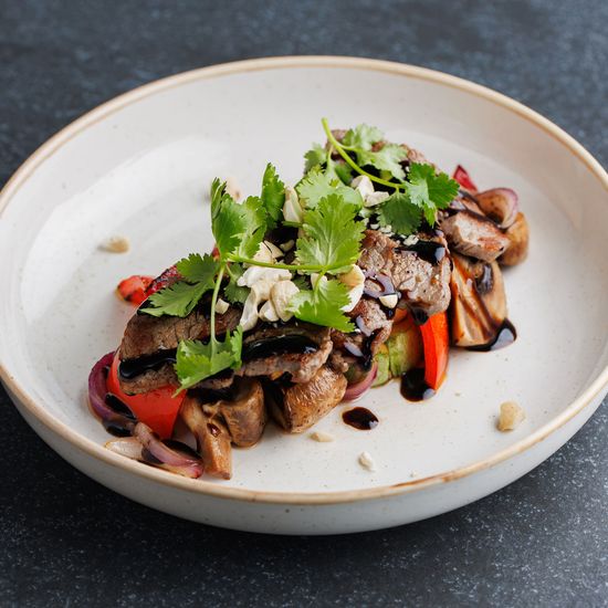 Теплый салат с говядиной и овощами