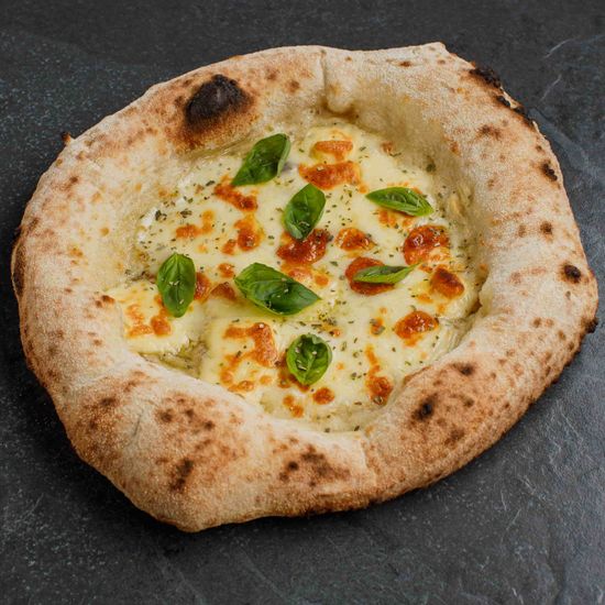 Фокачча с моцареллой и базиликом