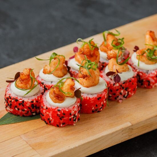 Ролл  с жареными  креветками и соусом горгонзола