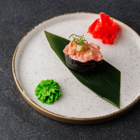 Гункан с лососем