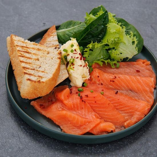 Лосось  слабой соли с тостами и маслом