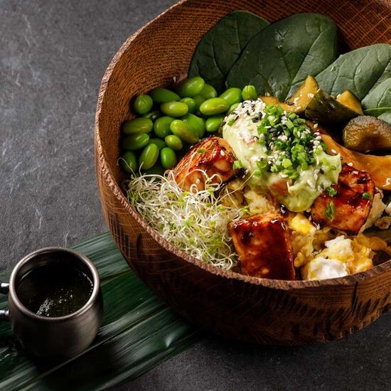 Боул с лососем и скремблом