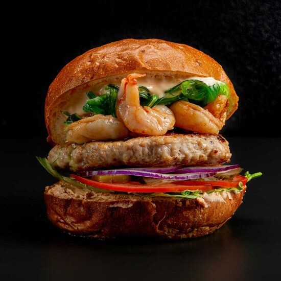 Бургер с тигровой креветкой и котлетой из куриного бедра