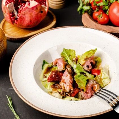 Салат с ростбифом и вялеными томатами