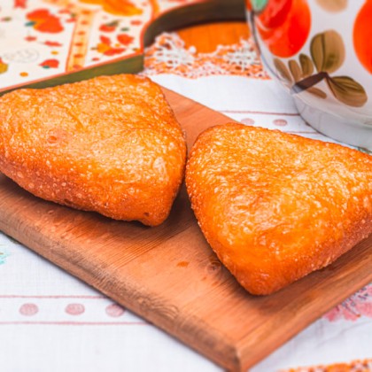 Жареный пирожок картошка - сыр