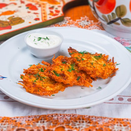 Драники картофельные, подаются со сметаной