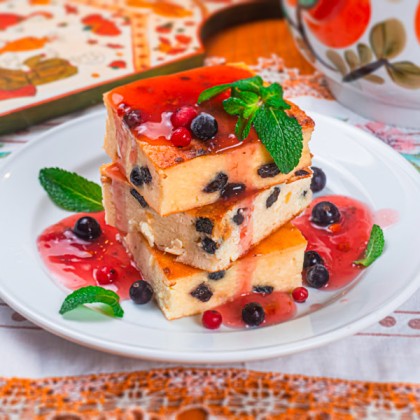 Запеканка творожная, подаётся со сметаной и киселём