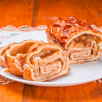 Рулет с яблоком