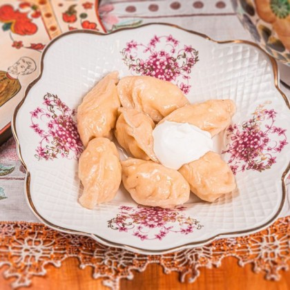 Пельмени с рыбой, подаются со сметаной