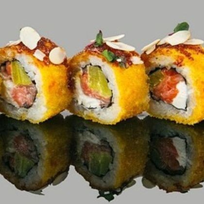 Ролл с лососем и лепестками миндаля (8 шт)