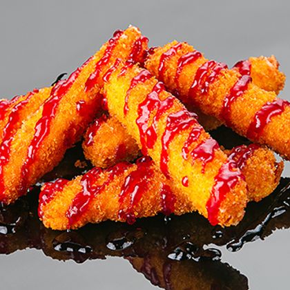 Сырные палочки с клюквенным соусом