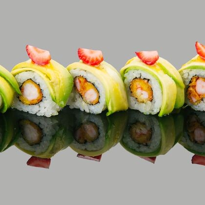 Ролл с авокадо клубникой креветкой в соусе Спайс (8 шт)