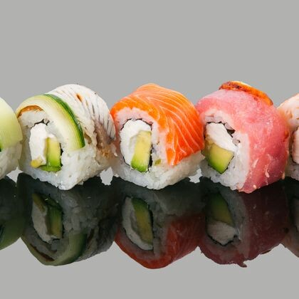 Ролл лосось тунец креветка угорь (8 шт)