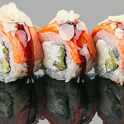 Ролл "С опаленным лососем и лепестками миндаля" (8 шт)