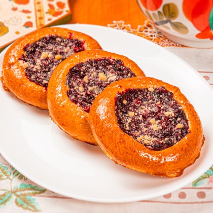 Ватрушка с ягодой брусникой