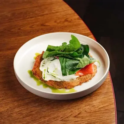 Драник с лососем и яйцом пашот