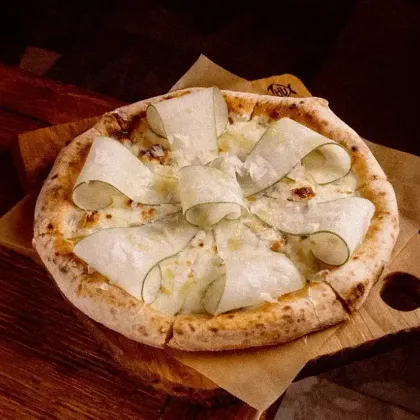 Пицца с грушей и горгонзолой
