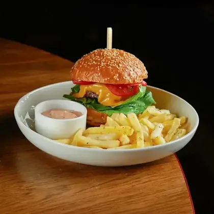 Бургер с говяжьей котлетой