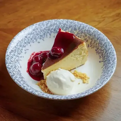 Баскский чизкейк с вишнёвым соусом