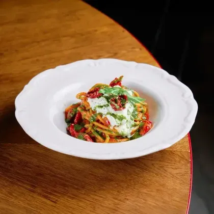 Спагетти с вялеными томатами черри и сыром страчателла