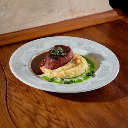 Стейк из говяжьей вырезки с картофельным пюре и трюфельным соусом