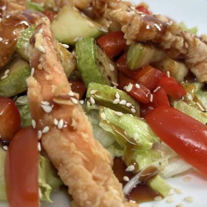 Теплый салат с лососем