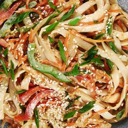 Удон с курицей и кунжутным соусом