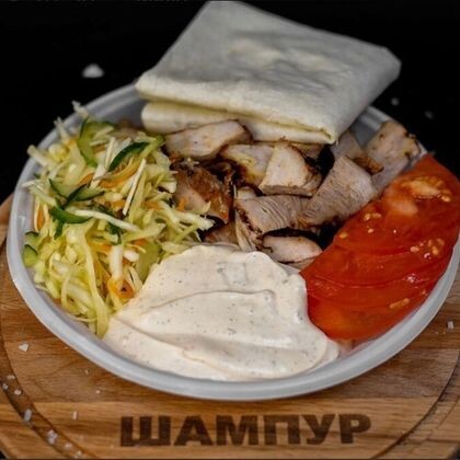 Шаурма «Свиная» на тарелке