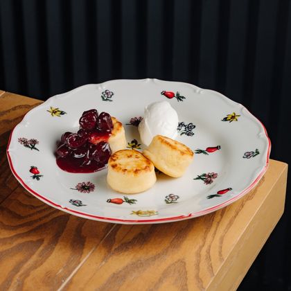 Сырники с вишневым вареньем и сметаной