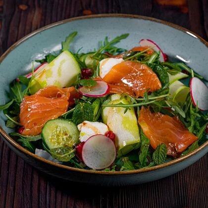 Зелёный салат с лососем и сливочным сыром
