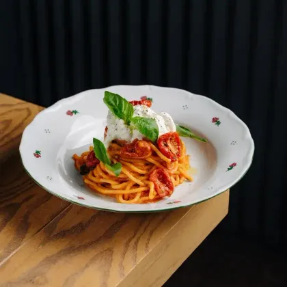 Спагетти с вялеными томатами черри и страчателлой