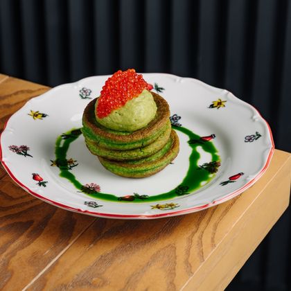 Панкейки из кабачков с красной икрой и гуакамоле