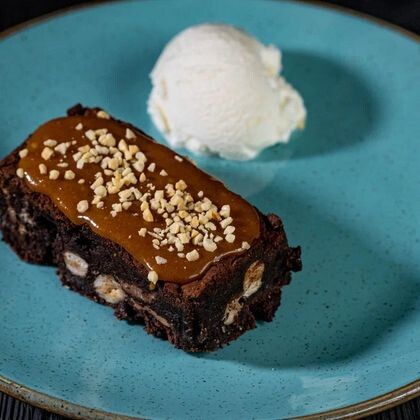 Брауни с вишней и соленой карамелью