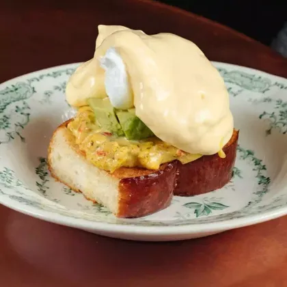 Яйцо "Бенедикт" с крабом