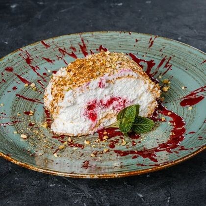 Фисташковый рулет с малиной и вишней