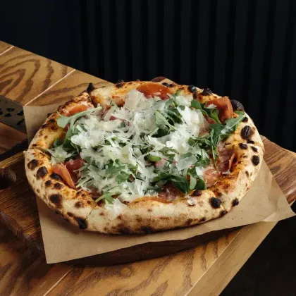 Пицца с пармой и моцареллой