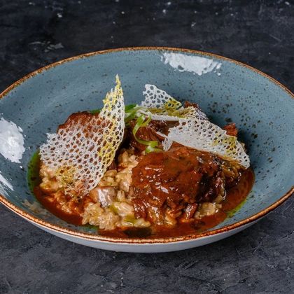 Телячьи щеки, томленые в вине с жемчужной крупой