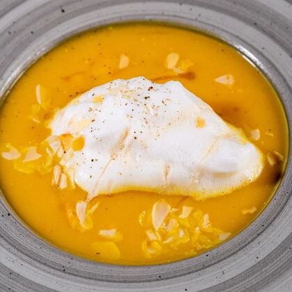 Крем-суп «Капучино» из тыквы с креветками и кленовым сиропом