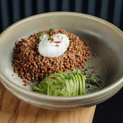 Гречневая каша с авокадо и яйцом пашот