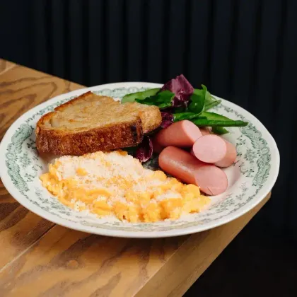 Скрембл с пармезаном и сосисками