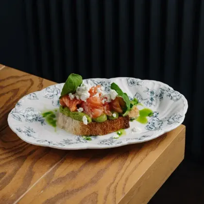 Тост с лососем и гуакамоле