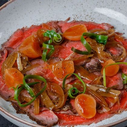 Ростбиф с маринованным редисом