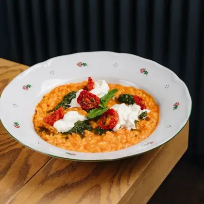 Ризотто с томатами, страчателлой и соусом песто