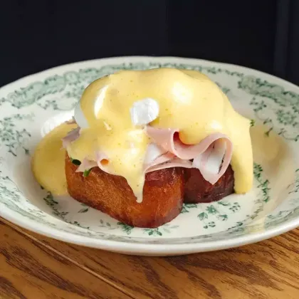 Яйцо "Бенедикт" с мортаделлой