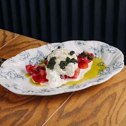 Страчателла с томатами и соусом песто