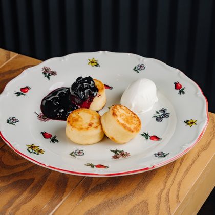 Сырники с черничным вареньем и сметаной