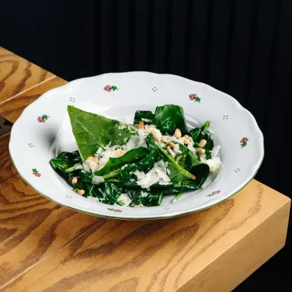 Шпинат с кедровыми орехами и пармезаном