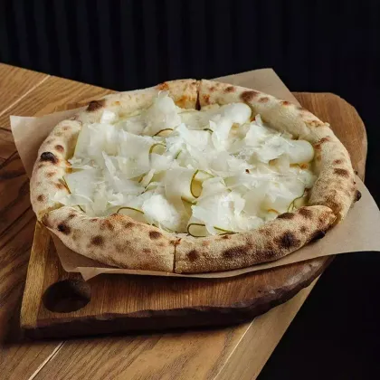 Пицца с грушей и горгонзолой